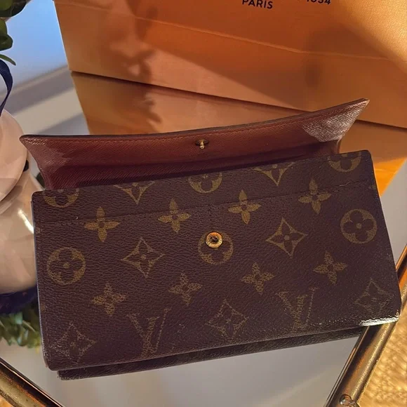 AUTHENTIC LOUIS VUITTON Vintage LV Monogram Sarah Wallet. - Picture 9 of 16